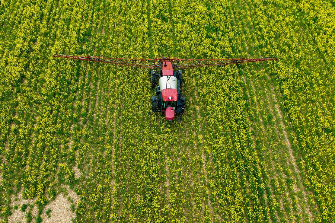 Um agricultor espalha pesticida em um campo em Centreville, Maryland, em 25 de abril de 2022. (Foto de Jim WATSON/AFP) (Foto de JIM WATSON/AFP via Getty Images)
