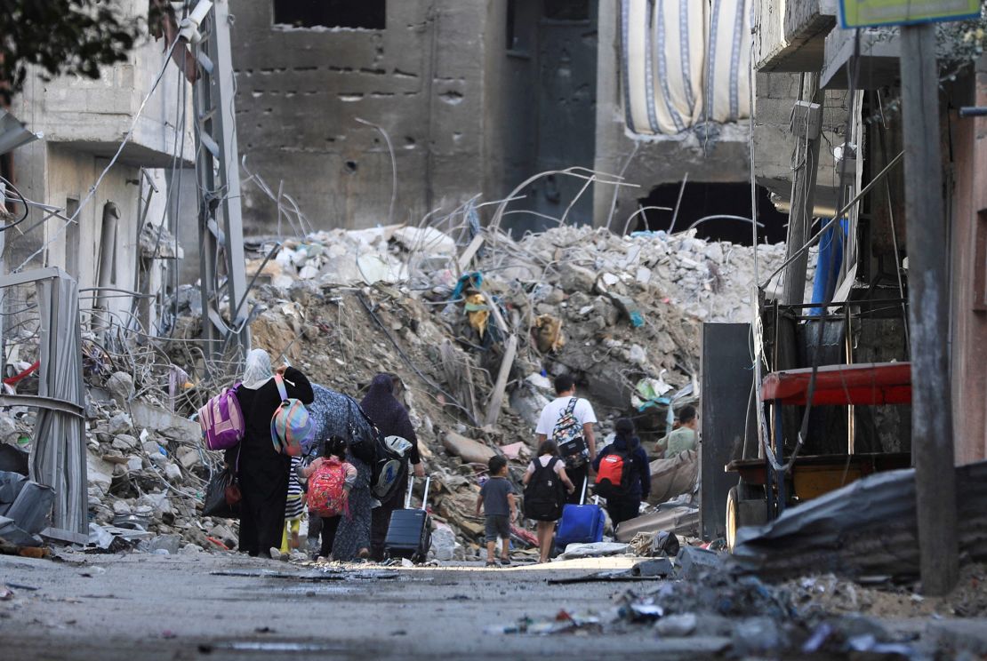 Palestinians carry their belongings as they flee their houses, amid the ongoing conflict between Israel and Palestinian Islamist group Hamas, in Gaza City November 7, 2023. REUTERS/Mohammed Al-Masri