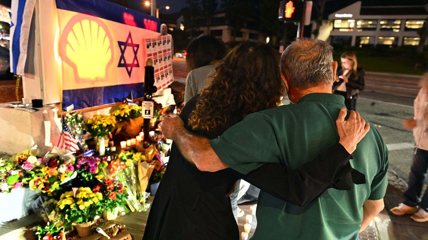 Thousand Oaks, California November 7, 2023-Mourners gather to pay their respects to Paul Kessler , a Jewish supporter, who died after being struck by a Palestinian protestor at the corner of Westlake Blvd. and Thousand Oaks Blvd. in Thousand Oaks.