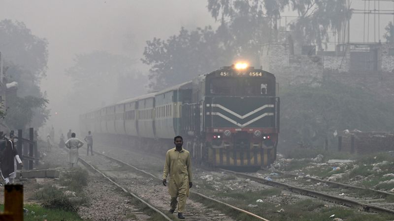 Пакистанският Лахор е последният голям град, затворен поради замърсяване, задушаващо големи части от Южна Азия