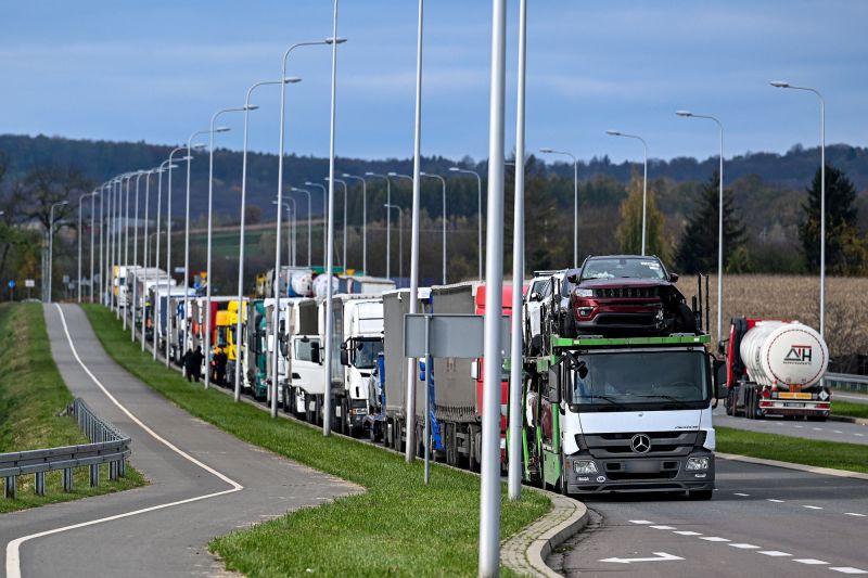 20 000 trucks stuck at Ukraine Poland border amid competition row