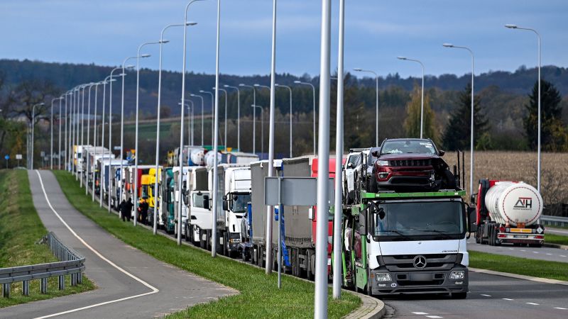 20 000 ciężarówek utknęło między konkurencyjnymi liniami na granicy ukraińsko-polskiej