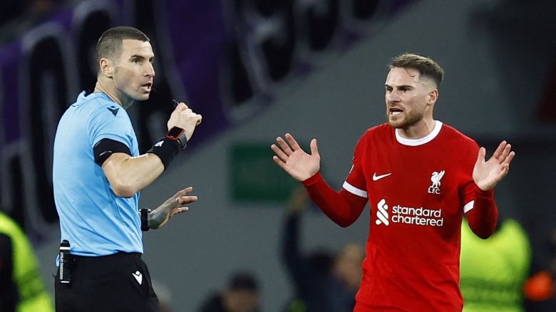Soccer Football - Europa League - Group E - Toulouse v Liverpool - Stadium Municipal de Toulouse, Toulouse, France - November 9, 2023
Liverpool's Alexis Mac Allister appeals to referee Georgi Kabakov as they wait for VAR before a goal scored by Liverpool's Jarell Quansah is disallowed REUTERS/Stephane Mahe