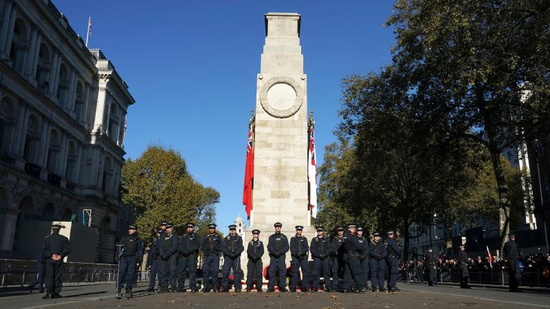 Demonstran sayap kanan mengheningkan cipta selama dua menit untuk memperingati Hari Gencatan Senjata di London