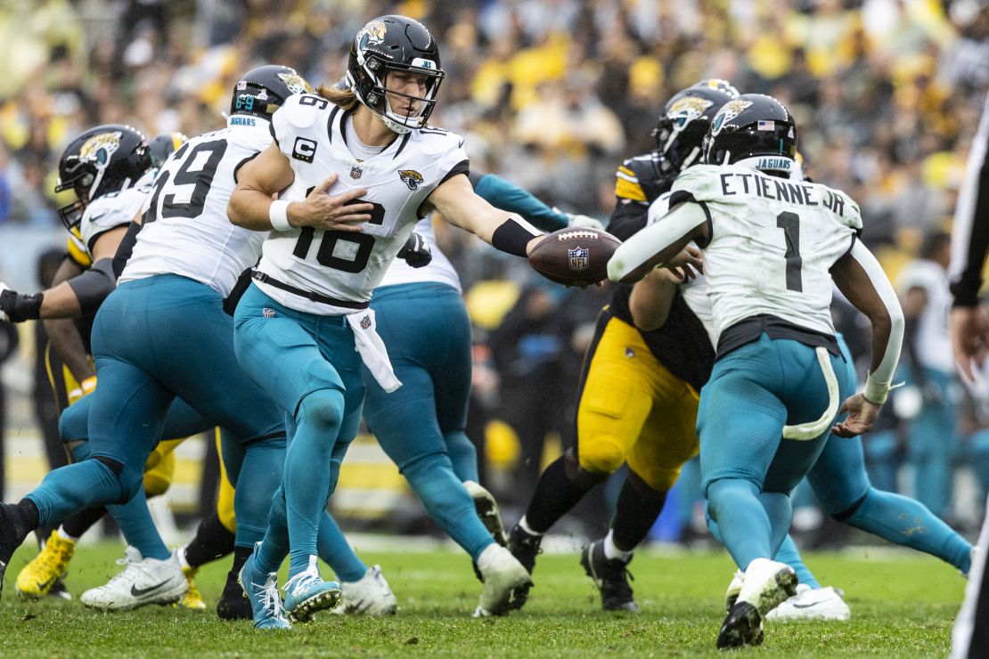 PITTSBURGH, PENNSYLVANIA - OCTOBER 29: Trevor Lawrence #16 of the Jacksonville Jaguars passes the ball to Travis Etienne Jr. #1 during the game against the Pittsburgh Steelers at Acrisure Stadium on October 29, 2023 in Pittsburgh, Pennsylvania. The Jaguars beat the Steelers 20-10. (Photo by Lauren Leigh Bacho/Getty Images)