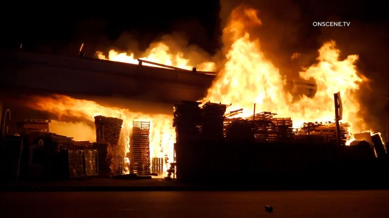 See scorched cars as freeway remains closed from fire