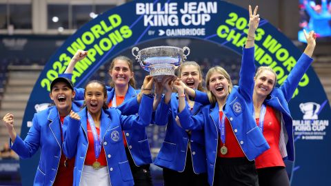 SEVILLE, SPAIN - NOVEMBER 12: (L-R) Heidi El Tabakh, Leylah Fernandez, Rebecca Marino, Marina Stakusic, Eugenie Bouchard and Gabriela Dabrowski of Team Canada pose for a photo with the trophy after winning the Billie Jean King Cup Final match between Canada and Italy at Estadio de La Cartuja on November 12, 2023 in Seville, Spain. (Photo by Matt McNulty/Getty Images for ITF)