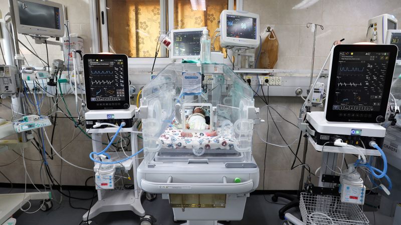 Gázai Kórház: Az Al-Sifa Kórház igazgatója elmondta, hogy az újszülötteket alumíniumfóliába csomagolva vették ki az inkubátorokból, hogy életben maradjanak.