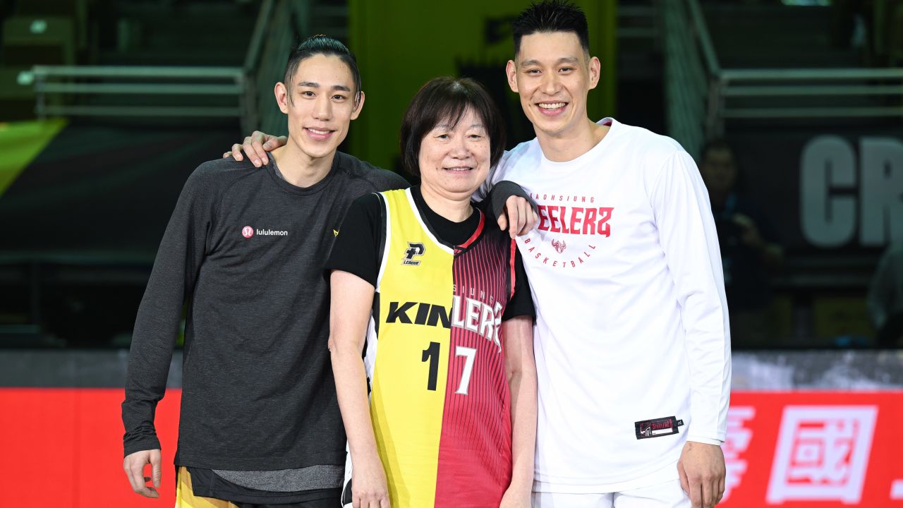 NEW TAIPEI CITY, TAIWAN - FEBRUARY 28: (L-R) Joseph Lin #1 from New Taipei Kings, Jeremy Lin's mom and Jeremy Lin #7 of Kaohsiung 17LIVE Steelers pose prior to the P.League+ game between Kaohsiung 17LIVE Steelers and New Taipei Kings at Xinzhuang Gymnasium on February 28, 2023 in New Taipei City, Taiwan. (Photo by Gene Wang/Getty Images)