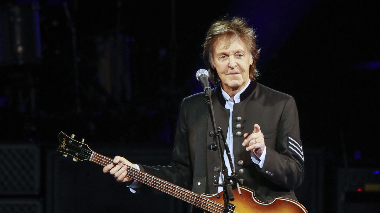 Sir Paul McCartney performs in concert during his One on One tour at Hollywood Casino Amphitheatre on July 26, 2017 in Tinley Park, Illinois. / AFP PHOTO / Kamil Krzaczynski        (Photo credit should read KAMIL KRZACZYNSKI/AFP via Getty Images)