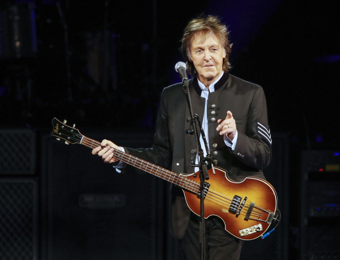 Sir Paul McCartney performs in concert during his One on One tour at Hollywood Casino Amphitheatre on July 26, 2017 in Tinley Park, Illinois. / AFP PHOTO / Kamil Krzaczynski        (Photo credit should read KAMIL KRZACZYNSKI/AFP via Getty Images)