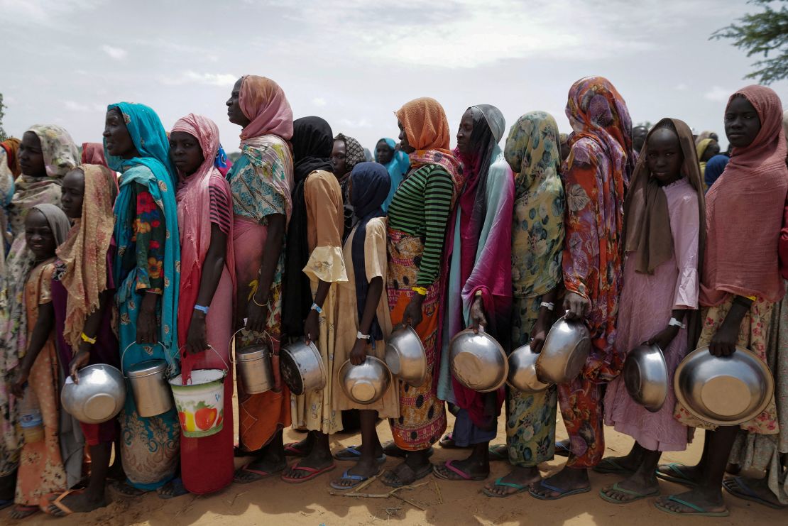 صورة من الملف: نساء سودانيات فررن من الصراع في الجنينة في منطقة دارفور بالسودان، يصطفن للحصول على حصص الأرز من متطوعي الصليب الأحمر في أورانج على مشارف أدري، تشاد في 25 يوليو 2023. رويترز/زهرة بنسمرة/صورة من الملف