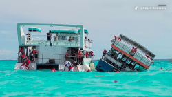 Passenger captures moment ferry begins to sink in Bahamas_00004311.png