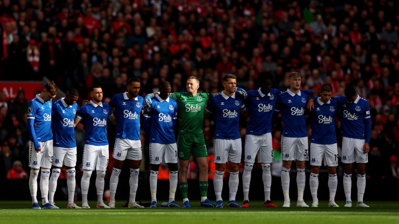 LIVERPOOL, ENGLAND - OCTOBER 21: Everton players observe a minutes silence in remembrance of the victims of the recent attacks in Israel and Gaza prior to the Premier League match between Liverpool FC and Everton FC at Anfield on October 21, 2023 in Liverpool, England. (Photo by Jan Kruger/Getty Images)