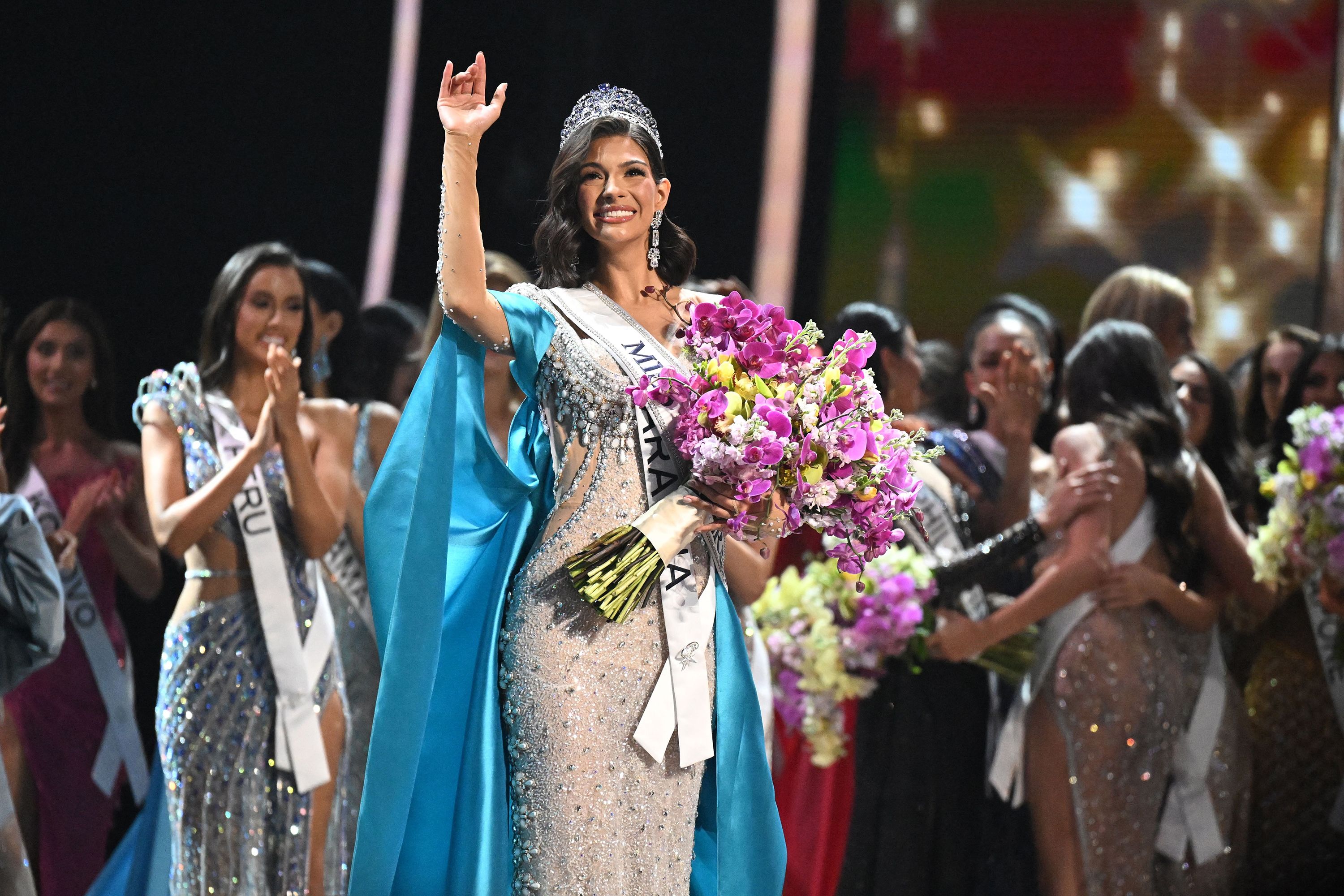 Një Palacios i sapokurorëzuar përshëndet audiencën e pranishme në finalen e konkursit Miss Universe.