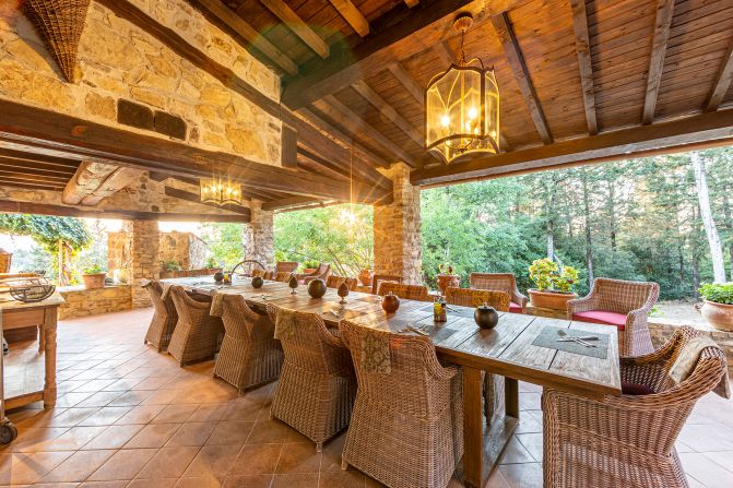 <strong>Open-air dining:</strong> Letting the outdoors in is part of the draw in Tuscany.