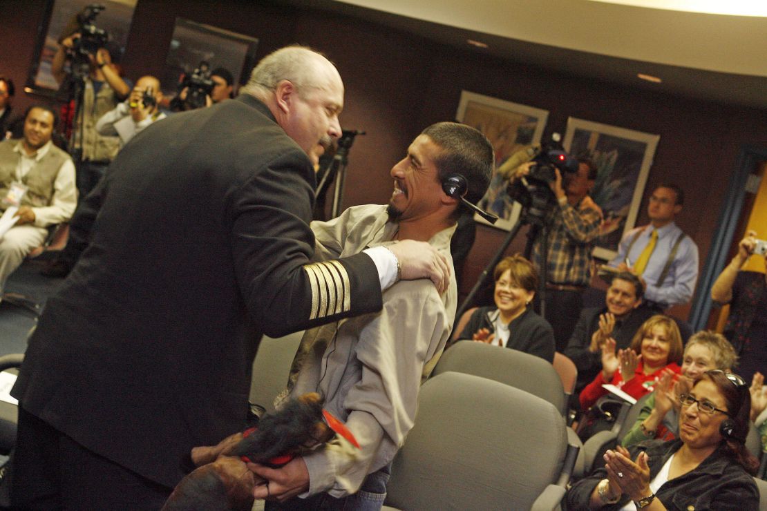 05 entrant reward  JDS-p4 -- Rio Rico Fire Chief Michael M. Foster (MICHAEL M. FOSTER), left, gives a recognition certificate to Manuel Jesus Cordova (MANUEL JESUS CORDOVA), the Mexican citizen who stayed with nine-year-old Christopher Buchleitner (CHRISTOPHER BUCHLEITNER) on Thanksgiving after the boy and his mother were in an automobile accident, is honored for his heroism Tuesday, December 4, 2007 (12/4/07) during a ceremony at the Dennis DeConcini Port of Entry in Nogales. At right is Cordova's mother, Alma Lidia Soberanes (ALMA LIDIA SOBERANES). Jeffry Scott/Arizona Daily Star. 138200