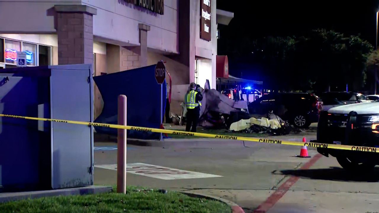 Plano, Texas plane crash: Pilot killed in small plane's fiery crash into  Texas shopping center parking lot, official says | CNN