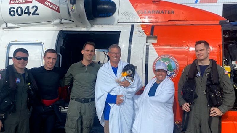 Una pareja y su perro son rescatados en el Golfo de México tras inundaciones de un velero dañado