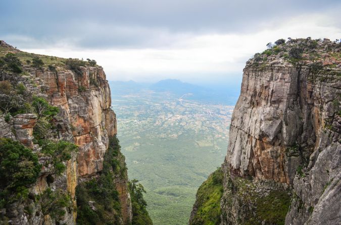 <strong>Tundavala Gap: </strong>A breathtaking gorge just over 10 miles northwest of Lubango, the Tundavala Gap is where the higher altitude Huila plateau tumbles over a steep-walled cliff to the hotter planes below.  