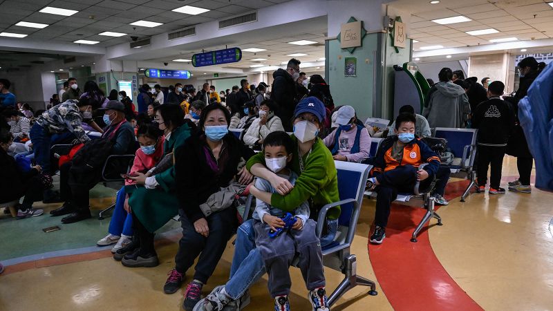 Болниците в северен Китай са претоварени от скок на респираторни заболявания сред децата