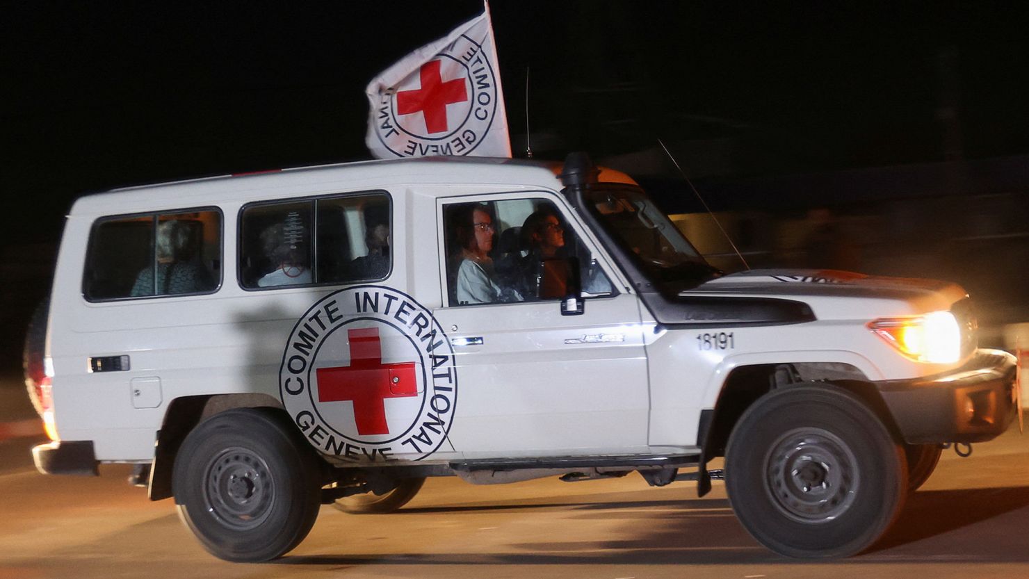 A Red Cross vehicle, as part of a convoy believed to be carrying hostages abducted by Hamas militants during the October 7 attack on Israel, arrives at the Rafah border, amid a hostages-prisoners swap deal between Hamas and Israel, as seen from southern Gaza Strip November 24, 2023. REUTERS/Ibraheem Abu Mustafa