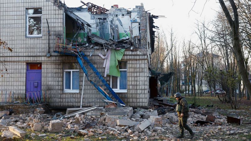 قال مسؤولون أوكرانيون إن روسيا شنت أكبر هجوم بطائرة بدون طيار على كييف منذ بدء الحرب