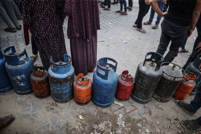Palestinians queue in front of a gas station in Khan, Younis, Gaza, to fill their kitchen cylinders after the arrival of trucks carrying aid on November 25.