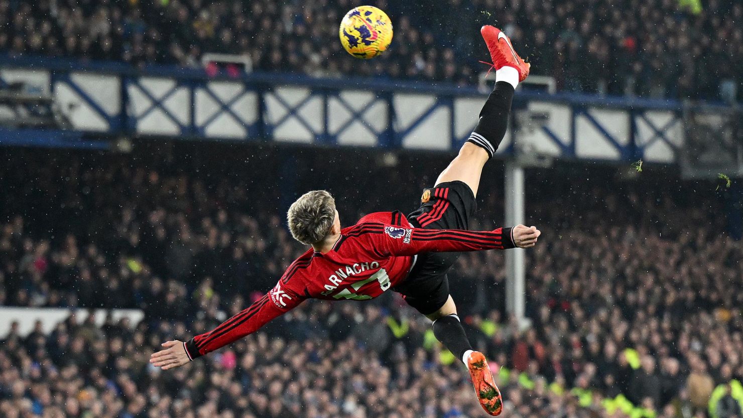 LIVERPOOL, ENGLAND - NOVEMBER 26: Alejandro Garnacho of Manchester United scores the team's first goal the Premier League match between Everton FC and Manchester United at Goodison Park on November 26, 2023 in Liverpool, England. (Photo by Shaun Botterill/Getty Images)