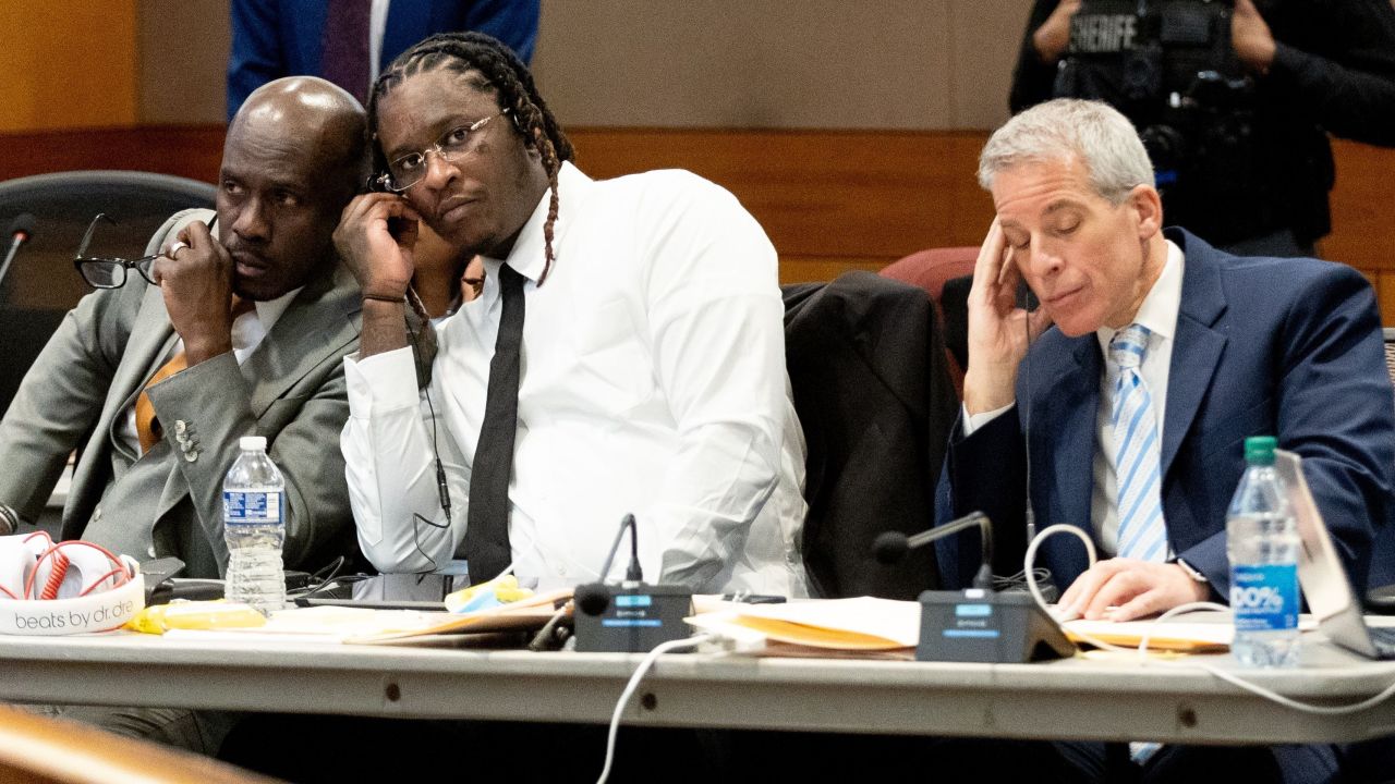 November 27, 2023: Atlanta rapper Young Thug listens in on a bench meeting between the judge and another attorney before the opening statements in his Fulton County gang and racketeering trial on Monday, Nov. 27, 2023. (Credit Image: © Steve Schaefer/The Atlanta Journal-Constitution via ZUMA Press Wire)