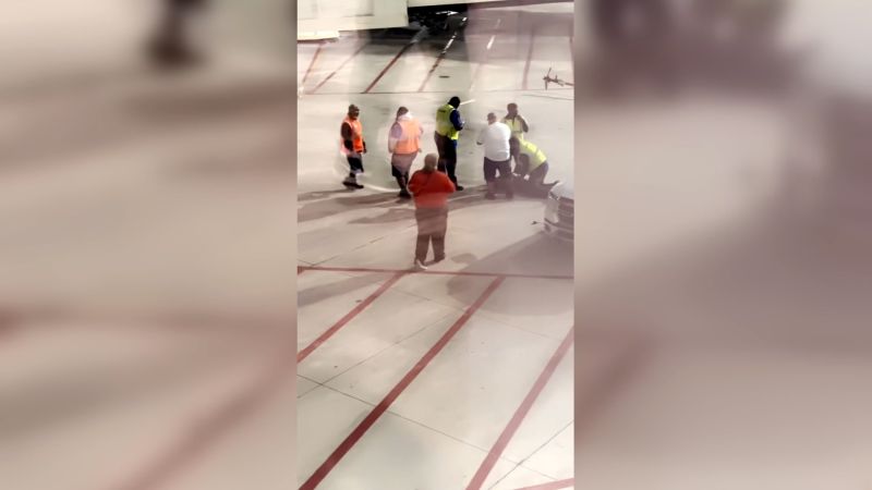 Ein Passagier der Southwest Airlines öffnete den Notausgang und kletterte auf die Tragfläche des Flugzeugs, während das Flugzeug am Gate stand