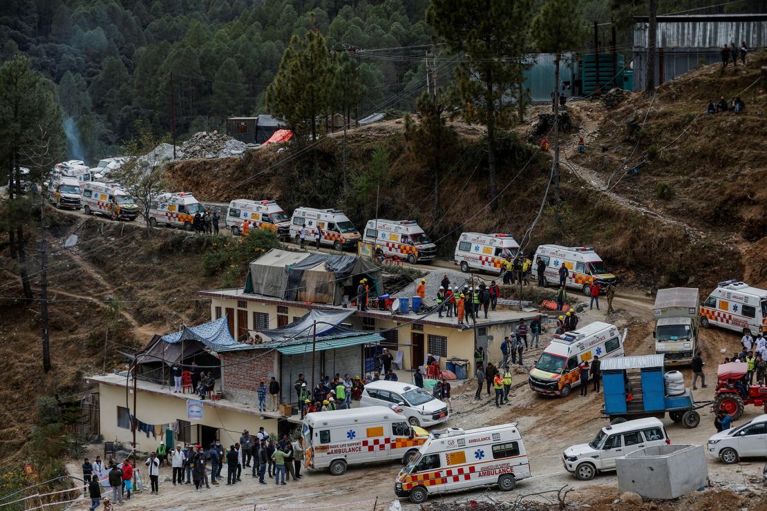 Krankenwagen stehen in der Schlange, um in einen Tunnel einzufahren, in dem Rettungsaktionen durchgeführt werden, um Arbeiter zu retten, die nach dem Einsturz eines Tunnels in Uttarkashi, Indiens nördlichem Bundesstaat Uttarakhand, am 28. November 2023 eingeschlossen waren.  REUTERS/Francis Mascarenhas