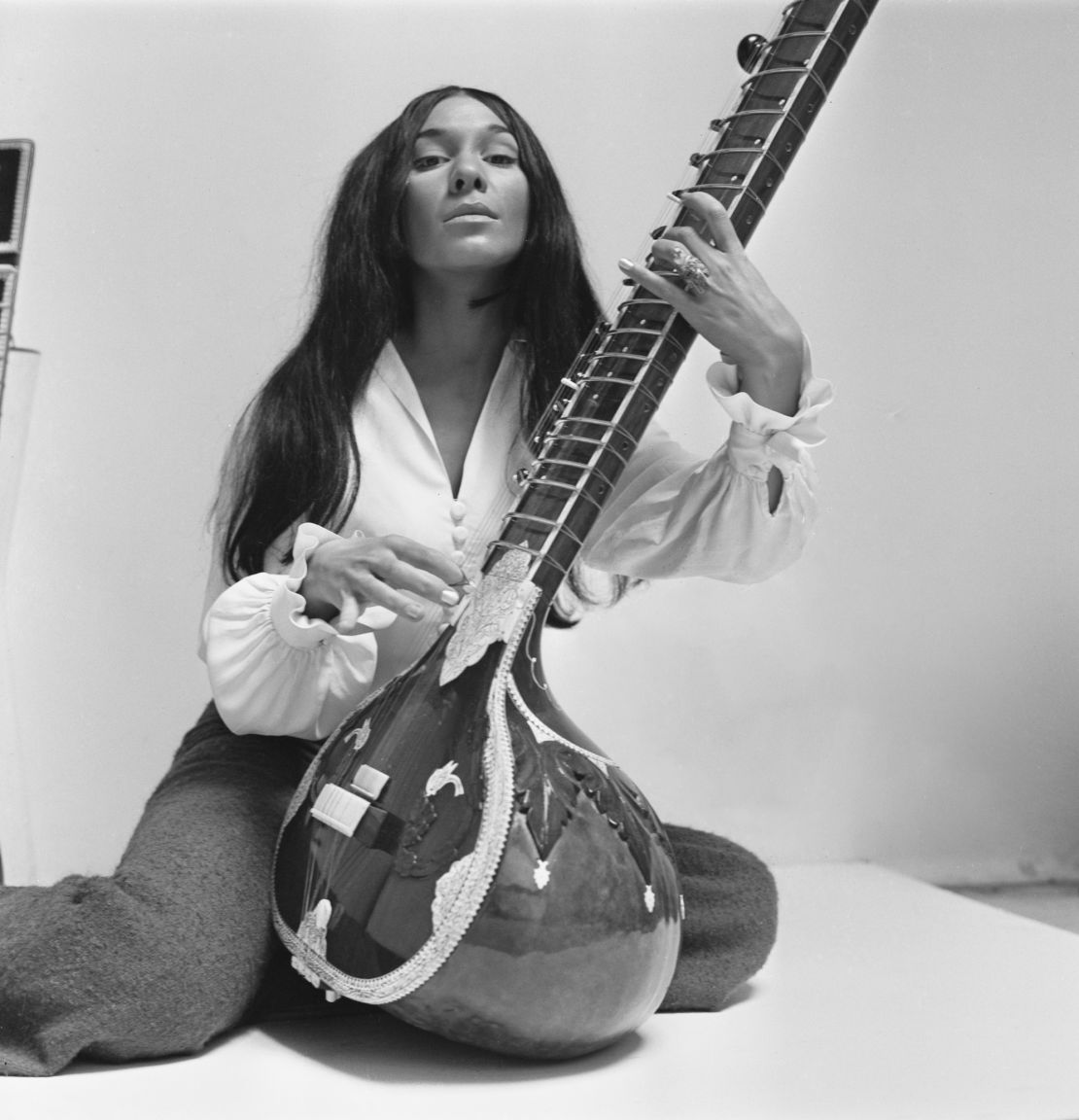Canadian-American folk singer Buffy Sainte-Marie with a sitar, 27th May 1966. (Photo by Reg Burkett/Express/Hulton Archive/Getty Images)