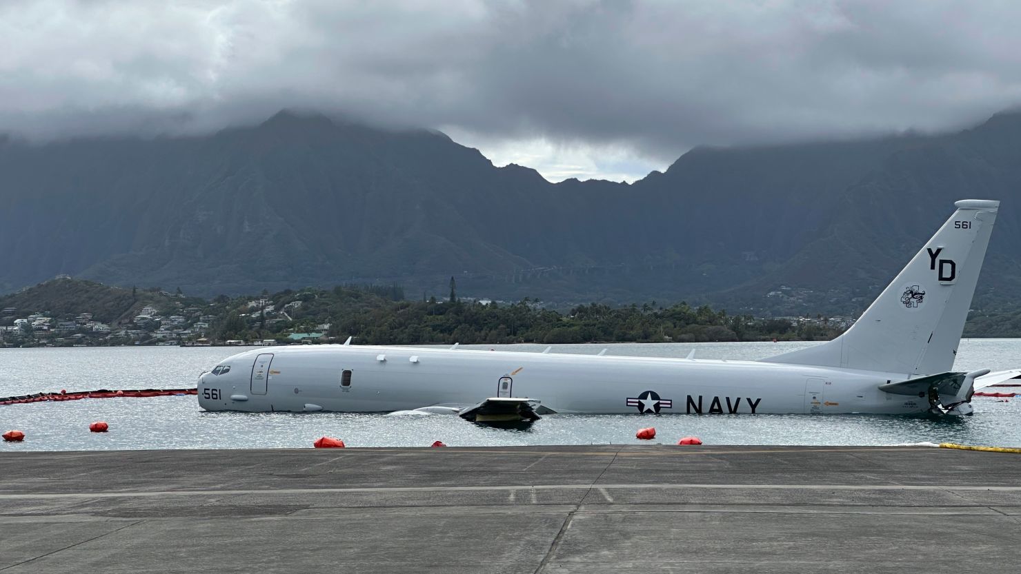 P8A Poseidon US Navy removes fuel from jet that overshot runway into