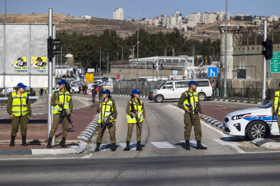 24 November 2023, Israel, Ramallah/Beituniya: Israeli military police guard the entrance to Ofer Israeli military prison, as Palestinian prisoners arrive from another Israeli prison, as part of an agreement between Israel and the Palestinian Islamist group Hamas. Photo: Ilia Yefimovich/dpa (Photo by Ilia Yefimovich/picture alliance via Getty Images)