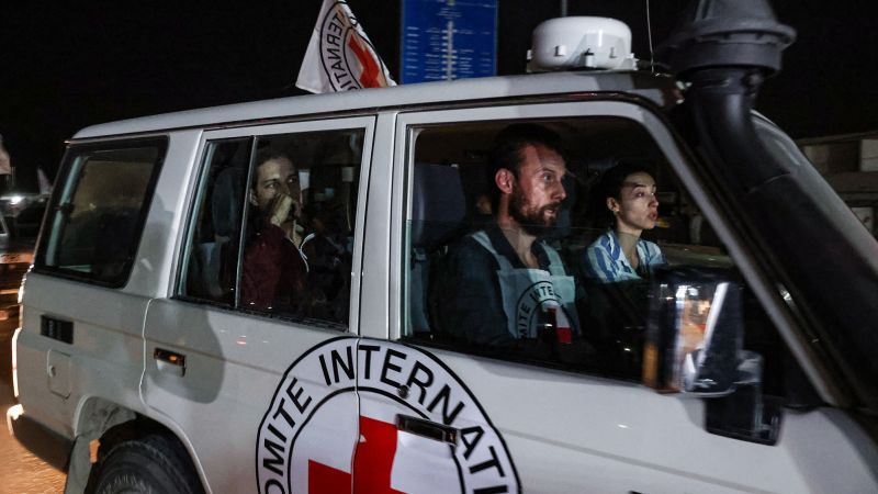 „На линията на огъня“: Решаващата, неутрална роля, която Червеният кръст играе в конфликти