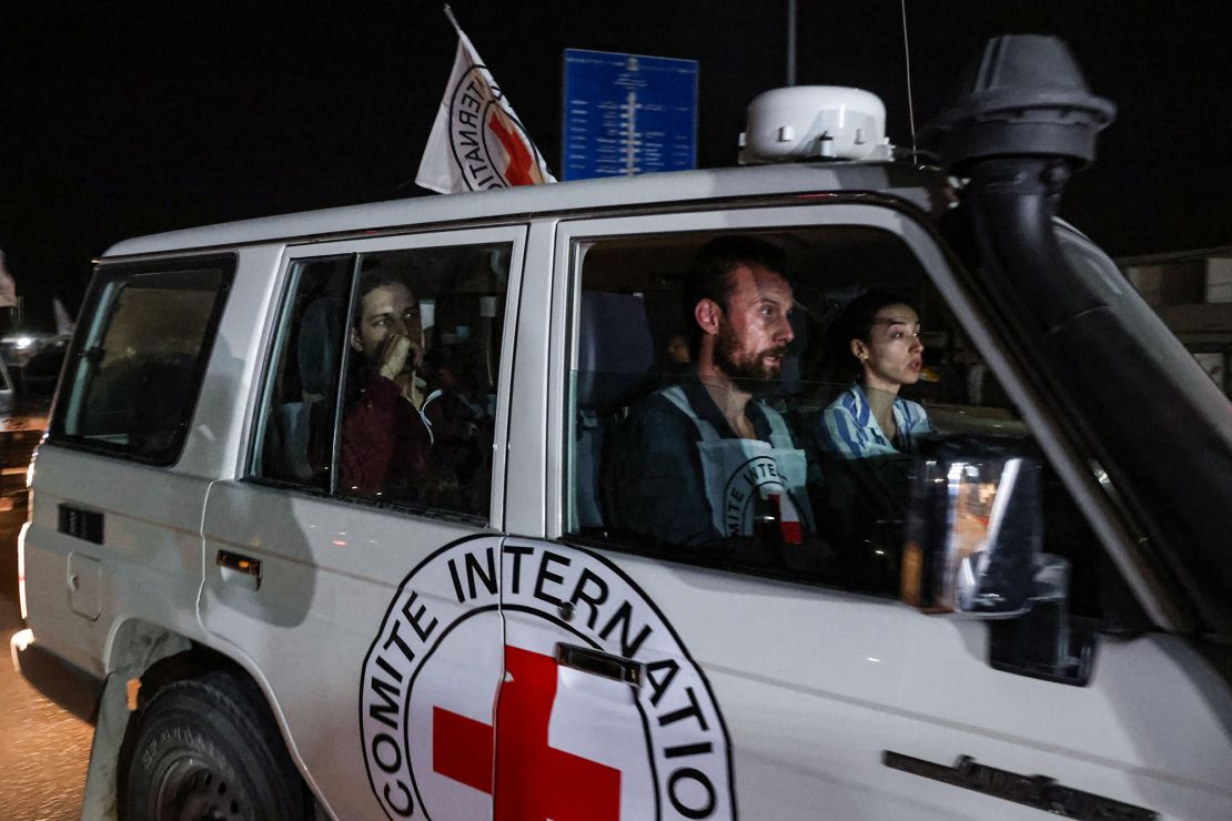 Un vehículo de la Cruz Roja Internacional que transporta al rehén ruso israelí Ron Krivoy liberado por Hamás se dirige hacia el punto fronterizo de Rafah con Egipto antes de su traslado a Israel el 26 de noviembre de 2023. El ejército israelí dijo en un comunicado el 26 de noviembre de 2023 que 13 rehenes liberados estaban de regreso en territorio israelí y otros cuatro se dirigían a través del cruce de Rafah entre la Franja de Gaza y Egipto. (Foto de Mohammed ABED/AFP) (Foto de MOHAMMED ABED/AFP vía Getty Images)