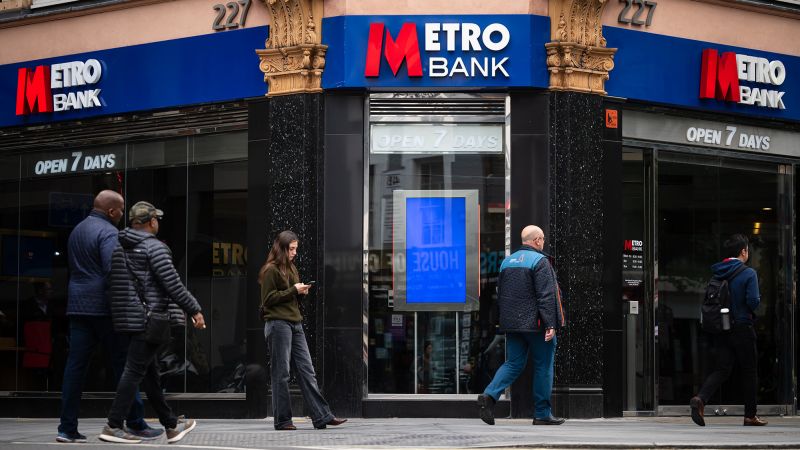 Die britische Metro Bank und Lloyds kündigten gemeinsam mit der Barclays Bank Wochen vor Weihnachten den Stellenabbau an