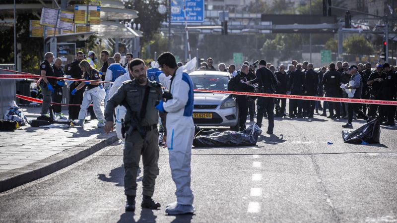 Nach Angaben der Hamas haben ihre Kämpfer an einem Busbahnhof in Jerusalem drei Menschen getötet