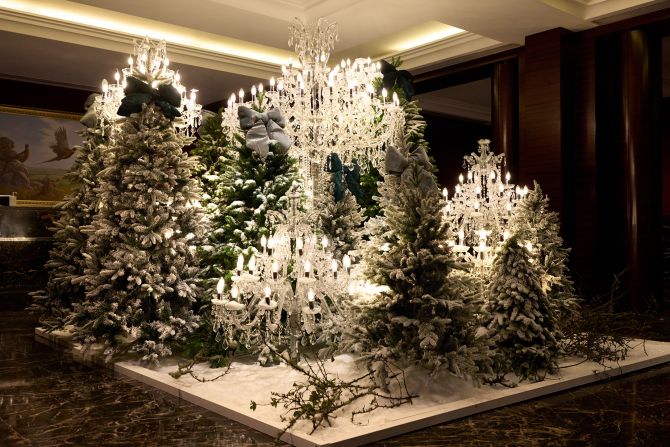 <strong>Four Seasons London at Park Lane: </strong>A forest of chandeliers is the festive 2023 lobby display at this luxury property in London.