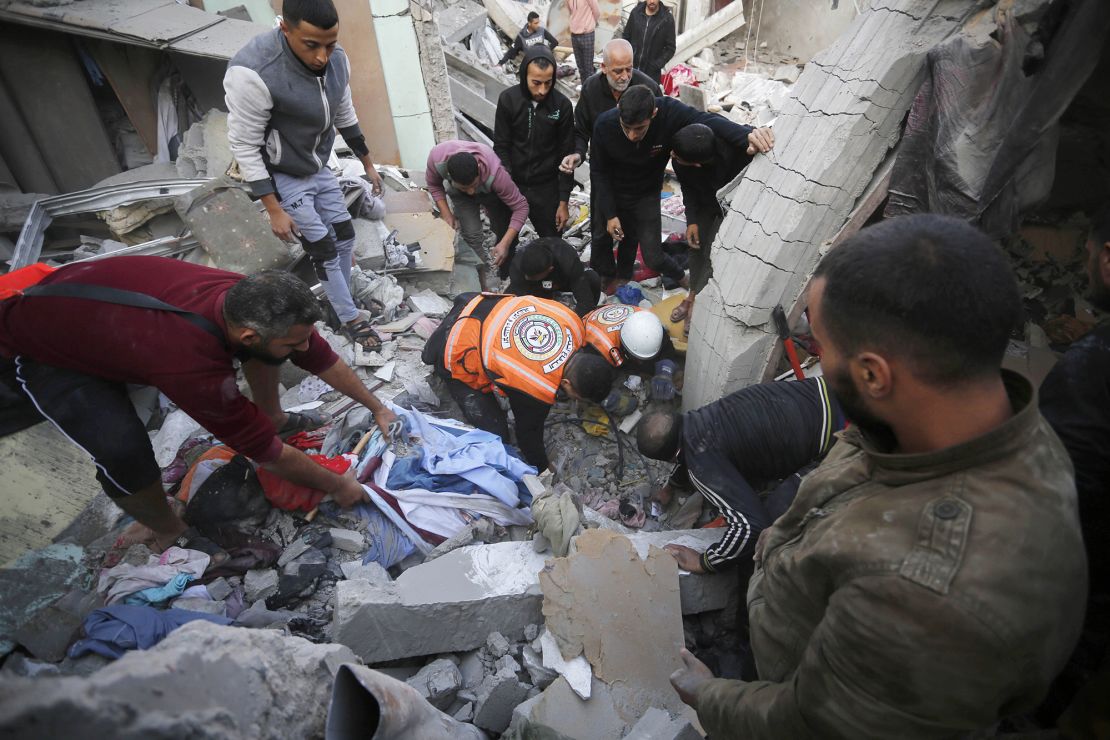 DEIR AL-BALAH, GAZA - DECEMBER 01: Palestinian search and rescue team and civilians gather to conduct search and rescue operation among rubble of buildings following the end of the week-long 'humanitarian pause' after Israeli attacks on Al-Maghazi refugee camp in Deir Al Balah, Gaza on December 01, 2023. (Photo by Ashraf Amra/Anadolu via Getty Images)