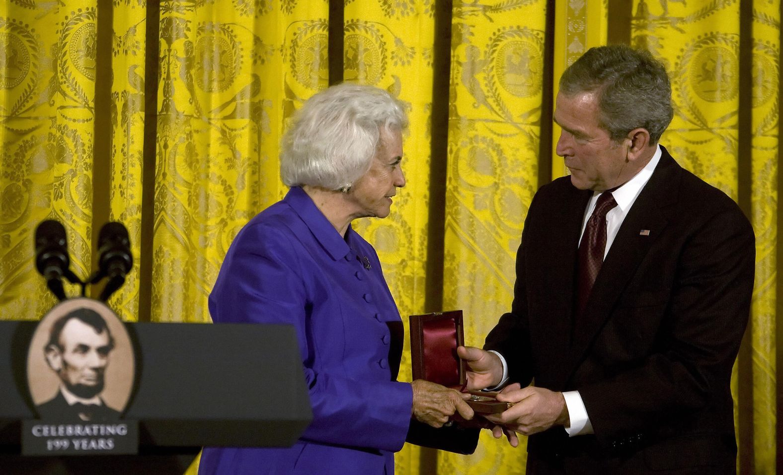 O'Connor receives the Lincoln Medal from President George W. Bush in 2008.