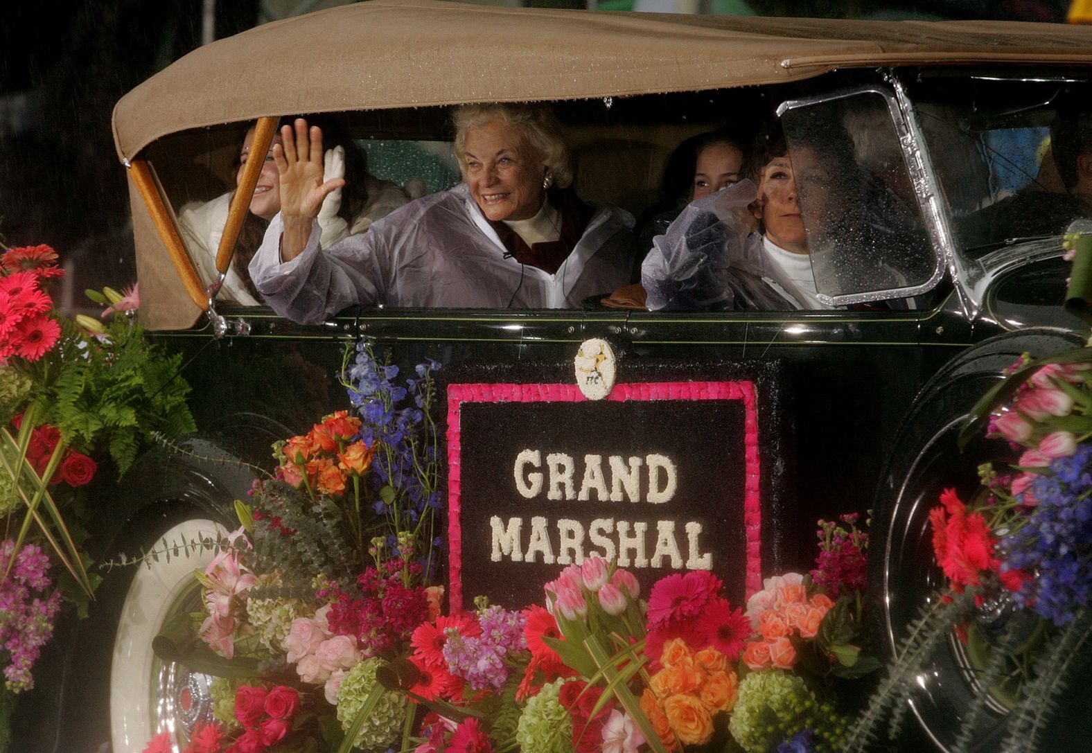 O'Connor waves during the Rose Parade in Pasadena, California, in 2006. She was accompanied by her grandchildren.