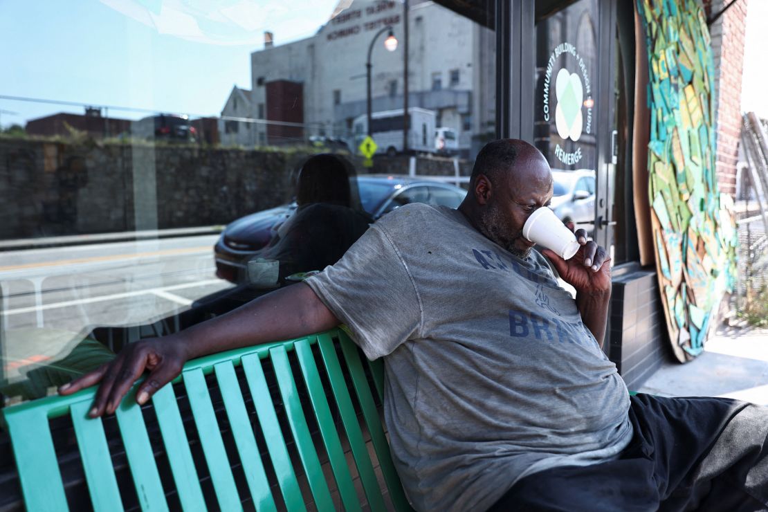Andrew McLauren, a homeless man drinks water as a heat advisory is issued in Atlanta, Georgia, U.S. August 21, 2023.  REUTERS/Dustin Chambers