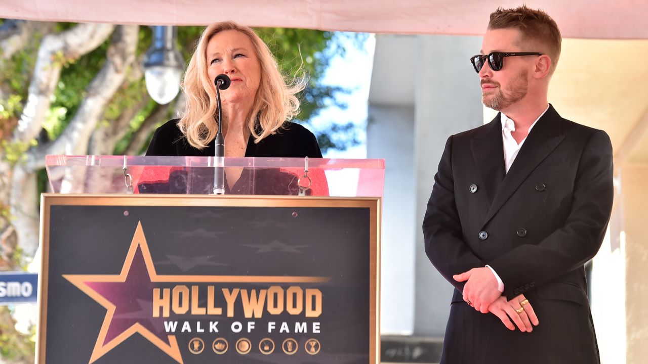 Macaulay Culkin celebrated by 'Home Alone' mom Catherine O'Hara at his Walk  of Fame ceremony | CNN