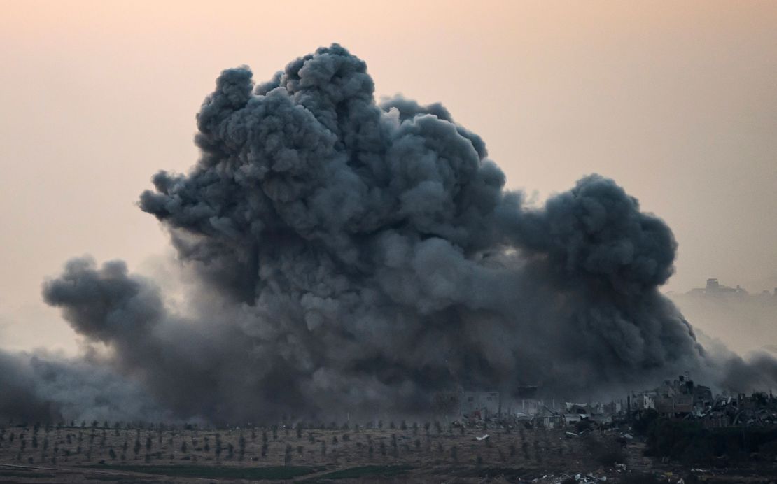 El humo se eleva desde los edificios en Gaza después de ser alcanzados por ataques aéreos israelíes el 2 de diciembre de 2023.John MacDougall/AFP/Getty Images