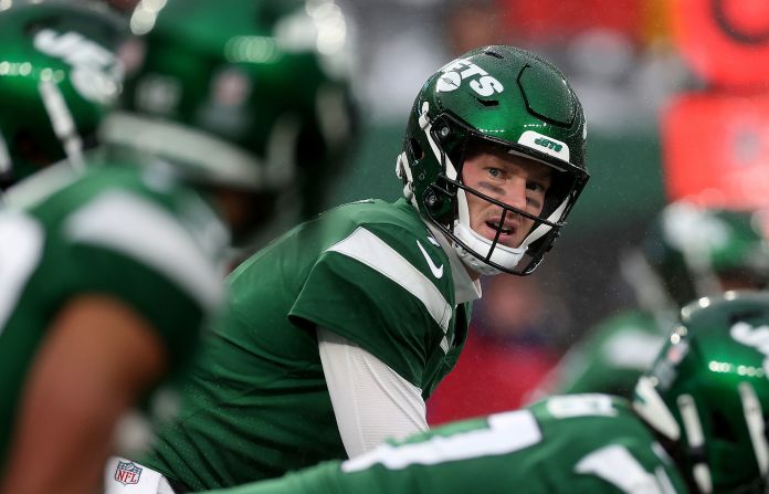 New York Jets quarterback Tim Boyle prepares to snap the ball during the Jets' 13-8 loss to the Atlanta Falcons on December 3.