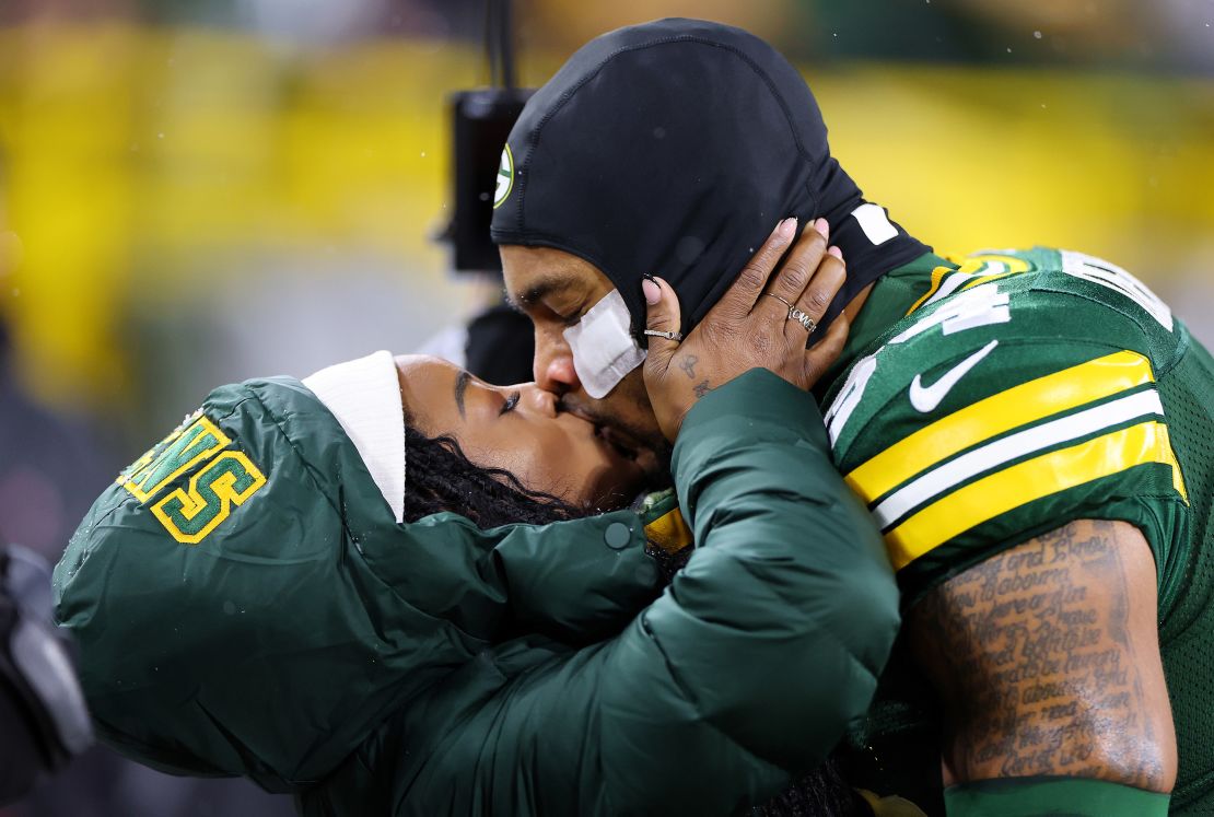 GREEN BAY, WISCONSIN - DECEMBER 03: Olympic gold medalist Simone Biles kisses husband Jonathan Owens #34 of the Green Bay Packers before the game between the Kansas City Chiefs and the Green Bay Packers at Lambeau Field on December 03, 2023 in Green Bay, Wisconsin. (Photo by Stacy Revere/Getty Images)