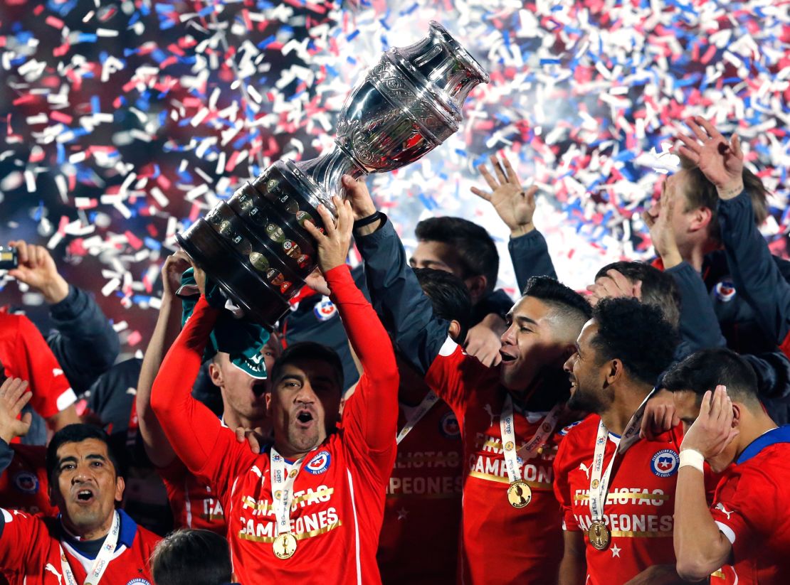 Chile celebrates with the trophy after defeating Argentina to win the Copa America 2015 final soccer match at the National Stadium in Santiago, Chile, July 4, 2015. REUTERS/Henry Romero