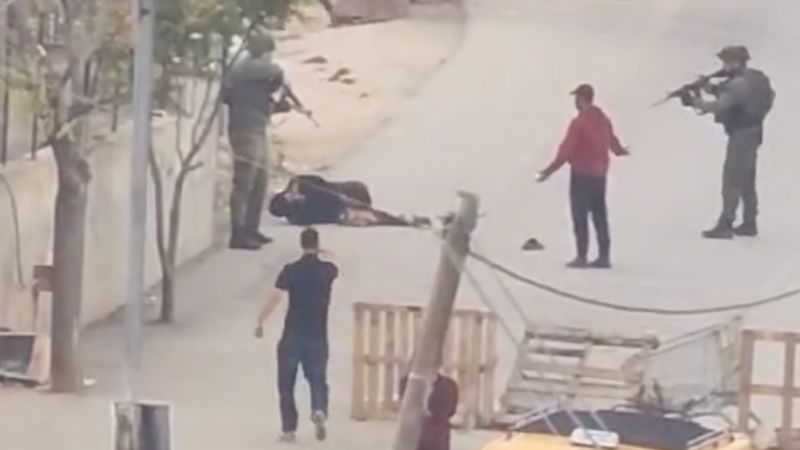 Видео показва как израелски войник стреля по палестинец с умствени увреждания на Западния бряг